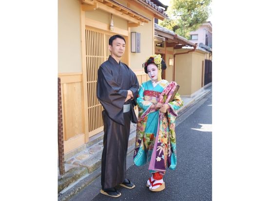 舞妓変身体験 カップルで一緒に特別な京都の思い出に！お座敷撮影プランまたは野外撮影プラン＜2～3.5時間／京都市／祇園＞by 舞妓体験処 ぎをん彩