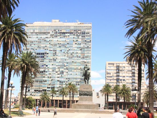 ウルグアイの首都・モンテビデオ 日帰り貸切ツアー＜英語ガイド／専用車／ブエノスアイレス発＞