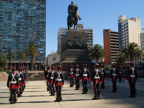 ウルグアイの首都・モンテビデオ 日帰り貸切ツアー＜英語ガイド／専用車／ブエノスアイレス発＞