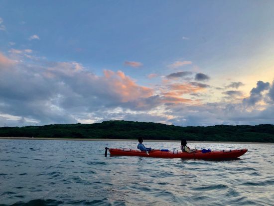 仲間川マングローブカヤックサンセットツアー　宿泊しているからこそ見ることのできる景色を満喫！＜大原港・大富漁港・東部地区ホテル無料送迎／西表島＞
