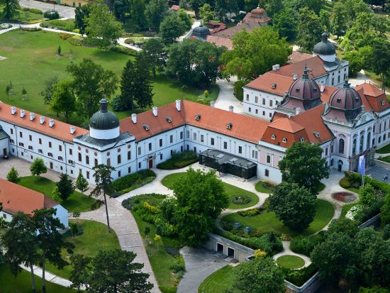 【プレミアム・ハンガリー】 老舗高級レストラン「グンデル」昼食付き！国会議事堂＆エリザベート皇后グドゥルー宮殿 終日プライベートツアー＜貸切／昼食付／日本語＞