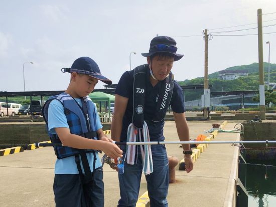 波止場釣り体験　初心者歓迎！釣った魚はすぐにプロが調理し、美味しい夕食に♪　お子様の食育にもおすすめ　＜宇久島＞ by 宇久町観光協会