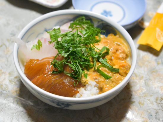 ウニ割り＆ウニ丼づくり体験　ウニを割って、ウニ丼して昼食に！＜6～8月／宇久島＞ by 宇久町観光協会