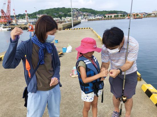 波止場釣り体験　初心者歓迎！釣った魚はすぐにプロが調理し、美味しい夕食に♪　お子様の食育にもおすすめ　＜宇久島＞ by 宇久町観光協会