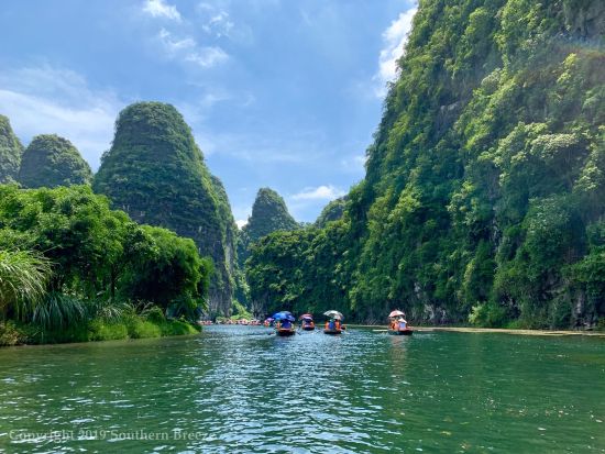 世界遺産チャンアン＋古都ホアルー観光ツアー　小舟で絶景クルーズ　伝統芸能水上人形劇鑑賞＆夕食付きプランあり＜昼食付／日本語ガイド／ハノイ市内ホテル送迎＞