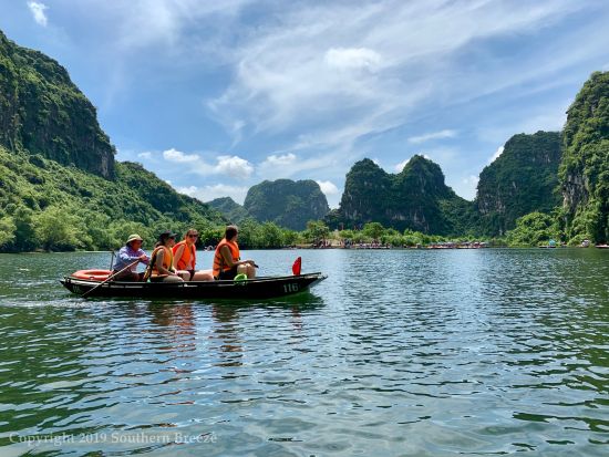 世界遺産チャンアン＋古都ホアルー観光ツアー　小舟で絶景クルーズ　伝統芸能水上人形劇鑑賞＆夕食付きプランあり＜昼食付／日本語ガイド／ハノイ市内ホテル送迎＞