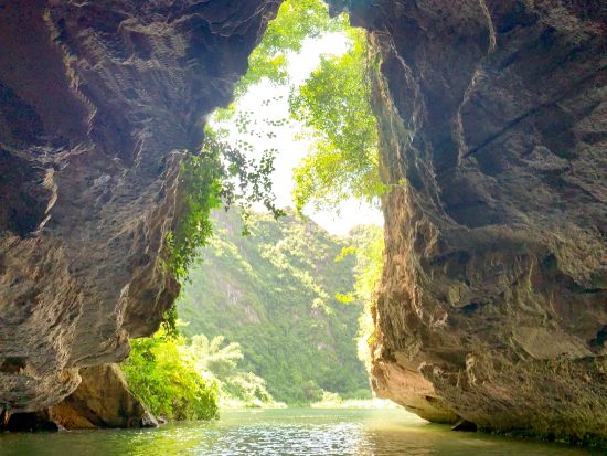 世界遺産チャンアン＋古都ホアルー観光ツアー　小舟で絶景クルーズ　伝統芸能水上人形劇鑑賞＆夕食付きプランあり＜昼食付／日本語ガイド／ハノイ市内ホテル送迎＞