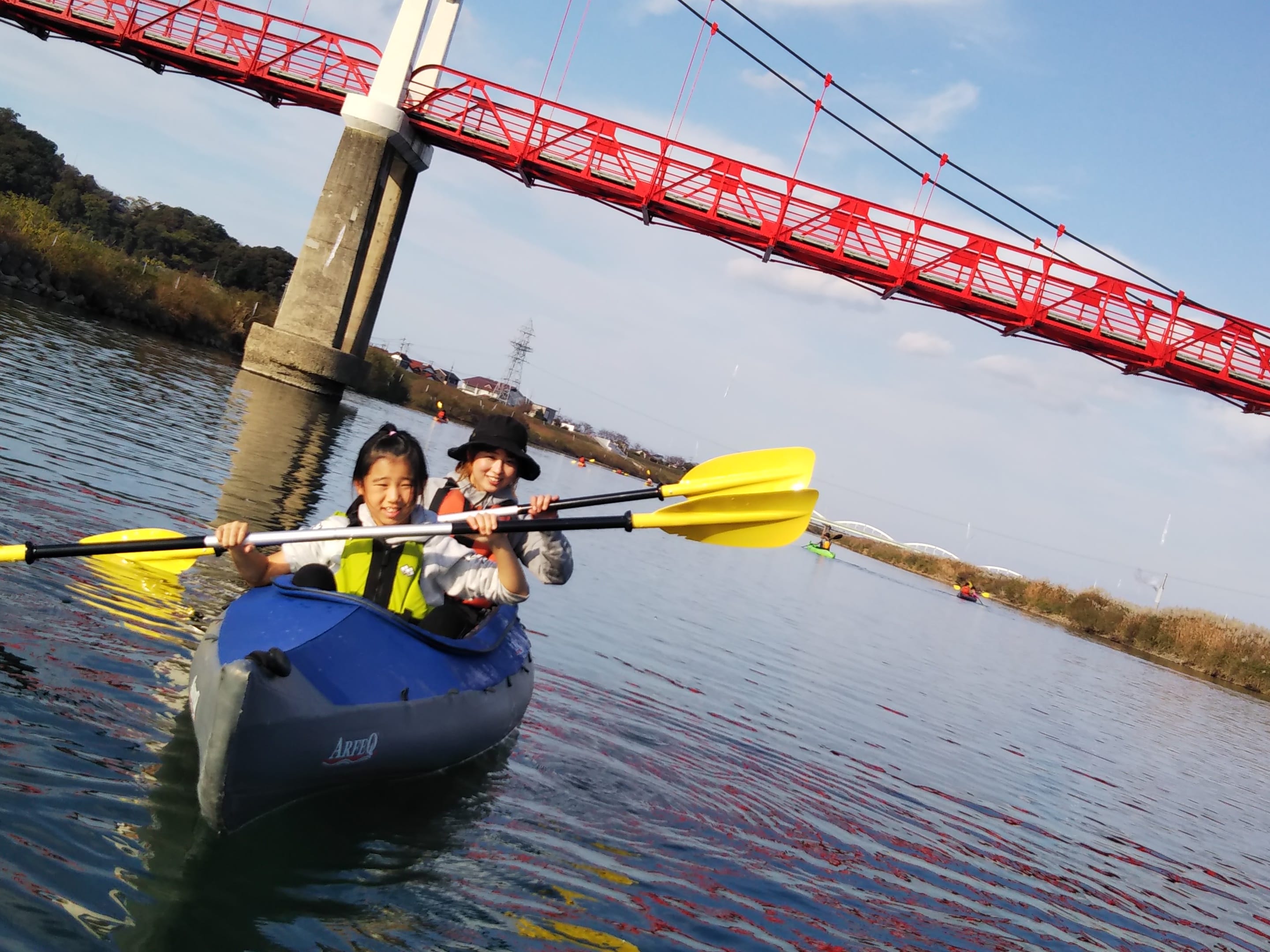 高津川カヤック体験 益田で日本一の清流を満喫 地元の方との交流も魅力！嬉しい体験写真プレゼント付き＜平日午後／土日午前・午後／益田市＞ |  島根の観光&遊び・体験・レジャー専門予約サイト VELTRA(ベルトラ)