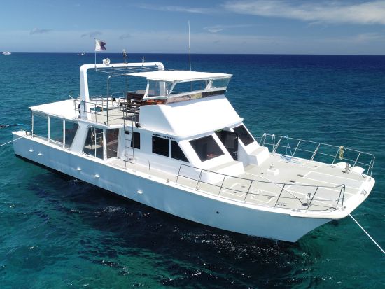 慶良間クルーザーチャーター　大型カタマラン船「NEWS壱号」で貸切クルーズ！BBQ＆マリンスポーツオプションあり＜3～6時間／40名／那覇発＞