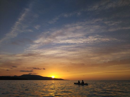 サンセットカヤックツアー 夕陽に染まる幻想的な海をシーカヤックで散歩！＜通年催行／ホテル送迎可＞