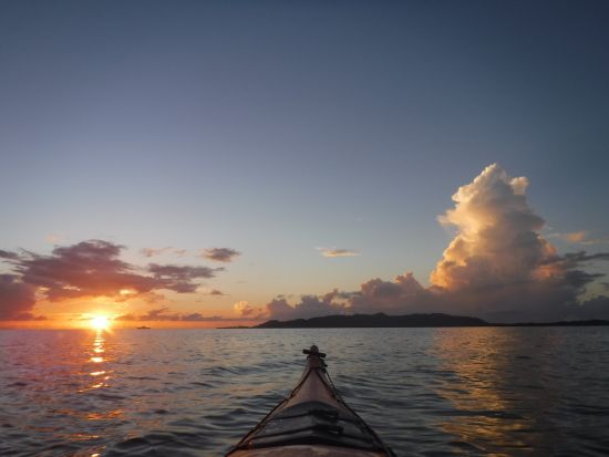 サンセットカヤックツアー 夕陽に染まる幻想的な海をシーカヤックで散歩！＜通年催行／ホテル送迎可＞