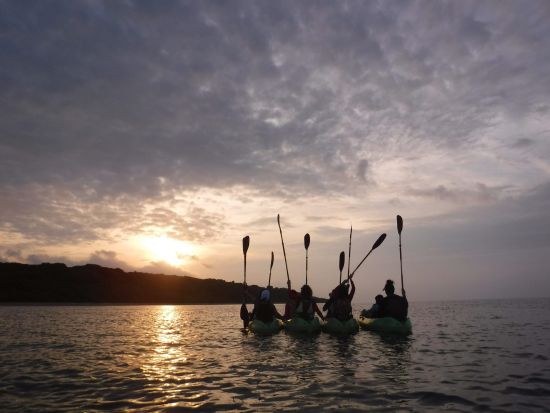 サンセットカヤックツアー 夕陽に染まる幻想的な海をシーカヤックで散歩！＜通年催行／ホテル送迎可＞