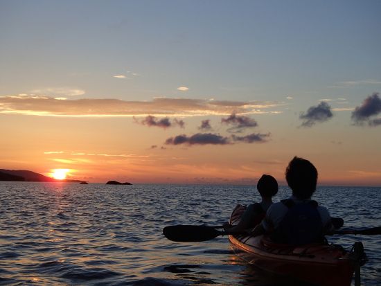 サンセットカヤックツアー 夕陽に染まる幻想的な海をシーカヤックで散歩！＜通年催行／ホテル送迎可＞