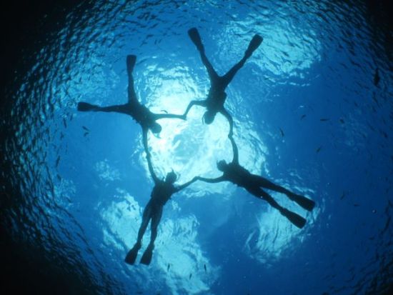 【沖縄/恩納村】青の洞窟体験シュノーケリング  写真&動画プレゼント◎専属ガイドの案内で泳ぎが苦手な方も初心者も安心◎＜餌あげ無料／恩納村発＞