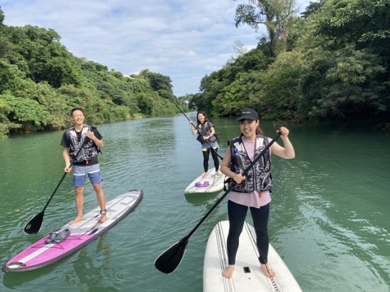 【愛犬連れOK】マングローブSUP体験　流れが穏やかな比謝川をSUPで自由に漕ぎ進む　生き物観察やパワースポット・ガジュマルの木にもご案内＜2時間／嘉手納町＞