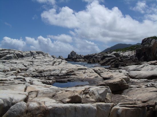 エコツアーガイドと行く奇岩・遺跡・史跡巡り めがね岩やムシロ瀬など徳之島固有の地形と歴史を堪能＜環境保全への貢献活動付き／1日＞ by NPO法人徳之島虹の会