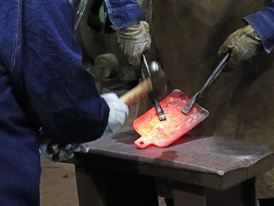 3. 鍛造体験中 (14)