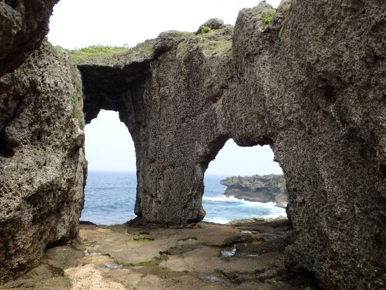エコツアーガイドと行く奇岩・遺跡・史跡巡り めがね岩やムシロ瀬など徳之島固有の地形と歴史を堪能＜環境保全への貢献活動付き／1日＞ by NPO法人徳之島虹の会