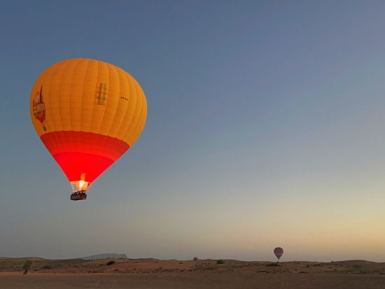 ドバイ熱気球遊覧スタンダードプラン 感動のサンライズと砂漠の絶景を堪能！朝食＋ラクダ乗り付きおすすめプラン＜9月～6月／ドバイ発／往復送迎付／朝食付＞