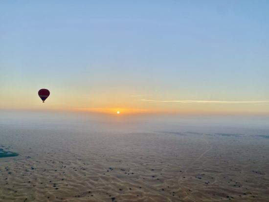 ドバイ熱気球遊覧スタンダードプラン 感動のサンライズと砂漠の絶景を堪能！朝食＋ラクダ乗り付きおすすめプラン＜9月～6月／ドバイ発／往復送迎付／朝食付＞
