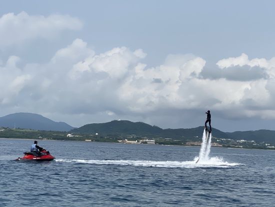 ジェットブレード体験　新感覚マリンスポーツ！海の上を飛んで絶景を楽しもう　シュノーケリングオプションあり＜10歳から参加OK／市街地ホテル送迎可＞
