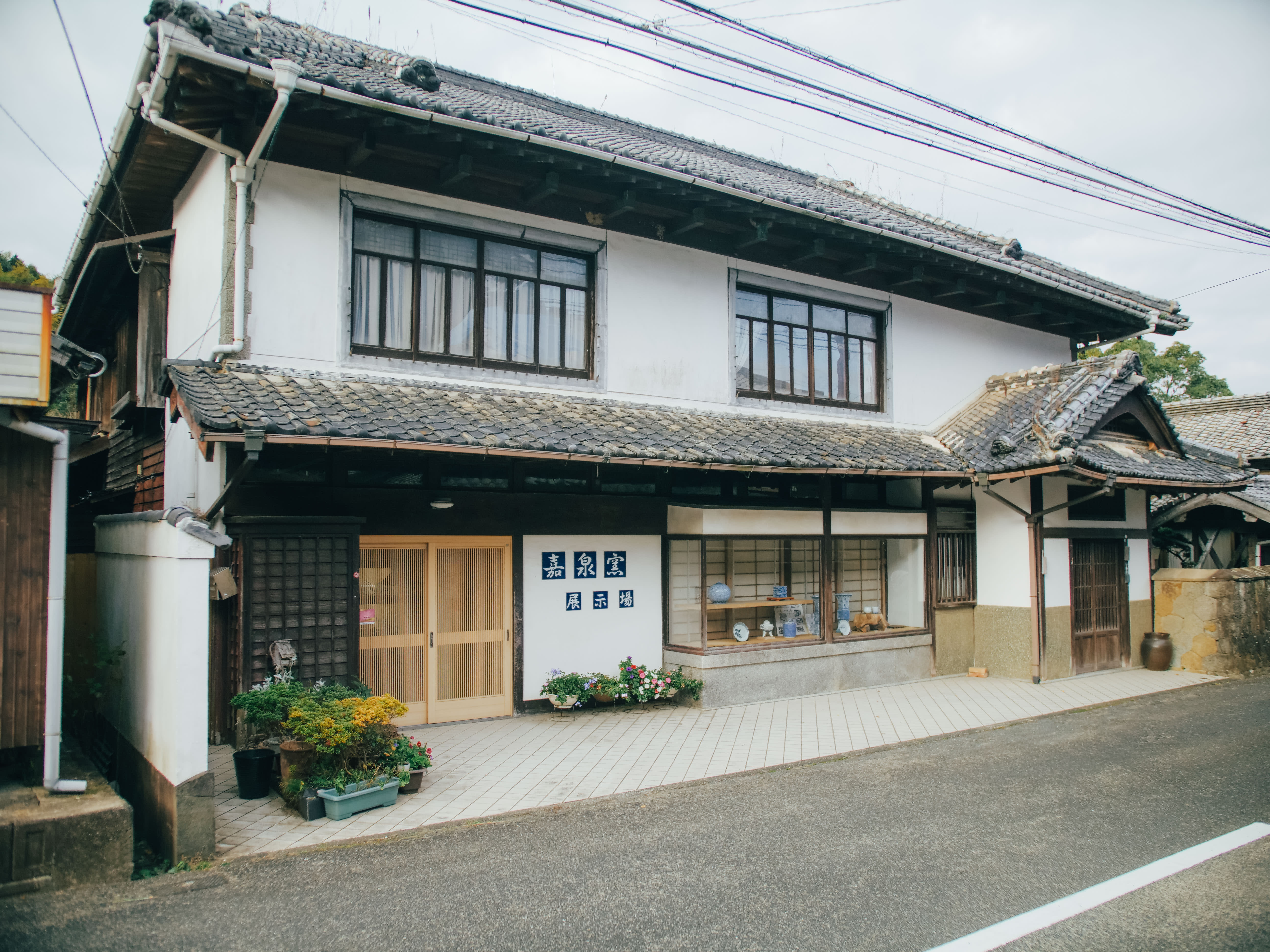 三川内焼絵付け体験 400年続く三川内焼の窯元「嘉泉窯」で絵付けを体験