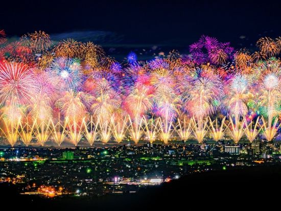 東京発 長岡まつり大花火大会日帰りバスツアー 日本三大花火を満喫＆温泉入浴付 ＜イス席・桟敷席選択可／日帰りツアー＞