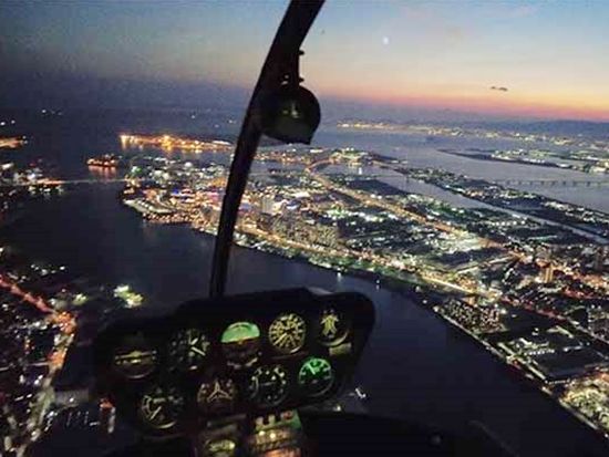 ヘリコプターナイト遊覧 宝石のように煌めく夜空をクルージング あべのハルカス・ダウンタウンコース＋へリポート見学付き＜フライト10分／大阪市／無料送迎付き＞