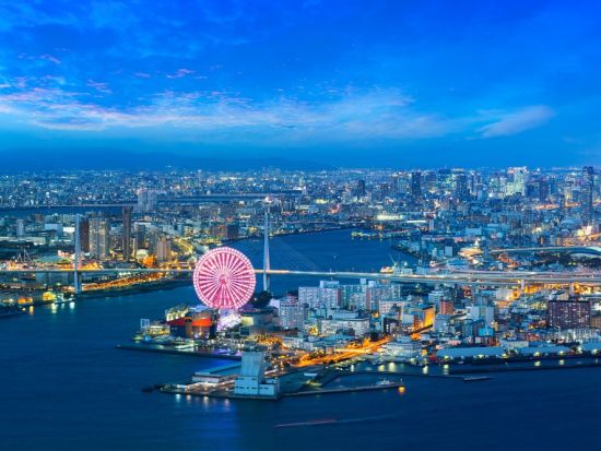 ヘリコプター遊覧 大人気テーマパーク「USJ」を上空から撮影してみよう！ヘリコプター格納庫見学付き お子様と一緒に心躍る体験を！＜フライト時間4分／大阪市＞