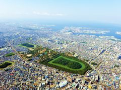 ヘリコプター遊覧 教科書で見た"あの"『前方後円墳』を空から眺めるチャンス！ 古墳群上空遊覧＋へリポート見学付き＜フライト時間20分／大阪市／無料送迎付き＞の写真