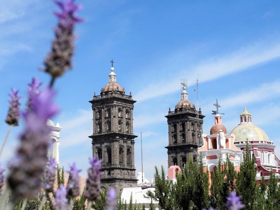 世界遺産プエブラ歴史地区＋チョルーラ遺跡1日観光ツアー！ロサリオ礼拝堂＋カテドラル＆カラフルな天使の街を散策＜混載／日本人ガイド／送迎あり／メキシコシティ発＞