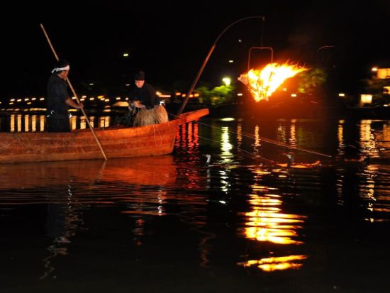 京都・嵐山 夏の風物詩「鵜飼い」を楽しむ貸切屋形船 かがり火灯る大堰川で鵜匠の伝統技を鑑賞＜2時間貸切＞by 嵐山通船