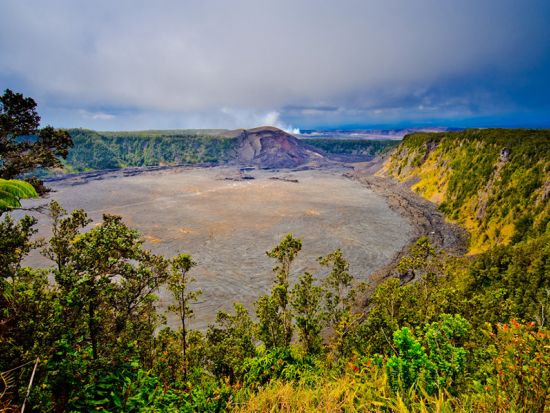 ハワイ島　キラウエア火山国立公園ハイキングツアー　大地のエネルギーを感じながら世界遺産を堪能！貸切プランあり＜現地集合／英語ガイド＞