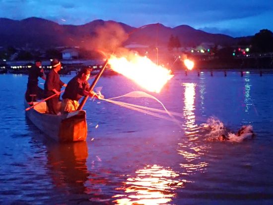 京都・嵐山 夏の風物詩「鵜飼い」を楽しむ貸切屋形船 かがり火灯る大堰川で鵜匠の伝統技を鑑賞＜2時間貸切＞by 嵐山通船