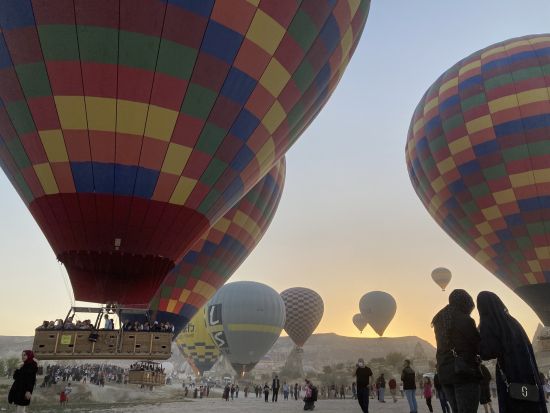 世界遺産カッパドキア 1泊2日ツアー　熱気球フライト＋ウフララ渓谷＋地下都市　洞窟ホテル泊＜日本語ガイド／国内航空券込／イスタンブール発＞