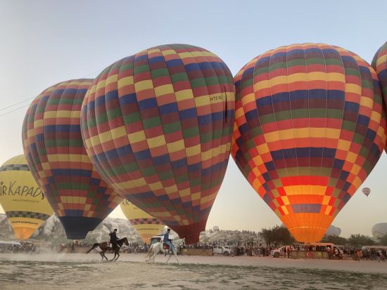 世界遺産カッパドキア 2泊3日ツアー　熱気球フライト＋ギョレメ＋ウフララ渓谷＋地下都市　洞窟ホテルに2連泊＜貸切／日本語ガイド／国内航空券込／イスタンブール発＞