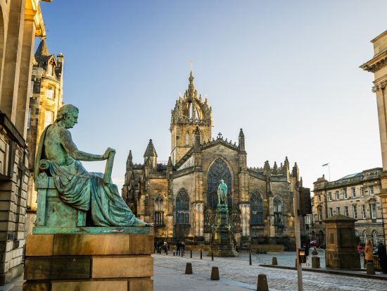 スコットランド 古都エジンバラ　宿泊ツアー　エジンバラ城入場券＋乗り降り自由バス乗車券付 ＜1泊2日または2泊3日＞