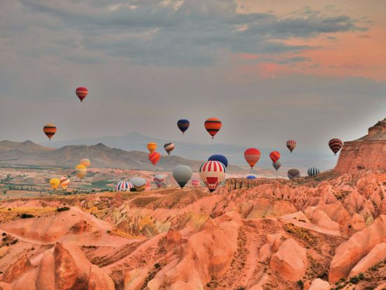 【貸切】世界遺産カッパドキア＋トゥズ湖 2泊3日ツアー 熱気球フライト＆トゥズ湖へご案内 洞窟ホテルに2連泊＜1都市／日本語ガイド／国内航空券込／イスタンブール