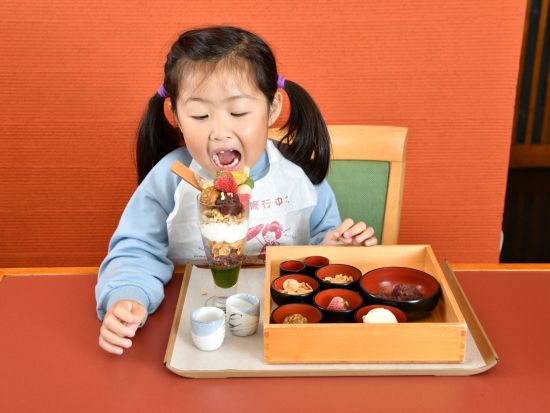 八つ橋屋さんの抹茶パフェづくり　八つ橋と抹茶を使った贅沢パフェを作ります！＜2名～／阪急西京極駅よりお迎え可＞ by 八つ橋庵とししゅうやかた
