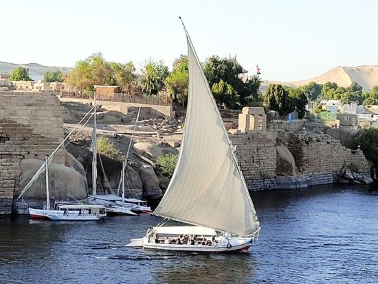 【プライベート】世界遺産イシス神殿＋切りかけのオベリスク＋アスワン博物館など　日帰りツアー＜昼食付／日本語または英語／チップ込／アスワン発＞