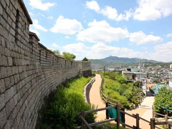 ソウル市内観光ツアー　リピーターに人気！恩平韓屋村＋津寛寺＋益善洞＋駱山公園＋梨花壁画村＜1日／日本語ガイド／ カルマンドゥ昼食付／明洞解散＞