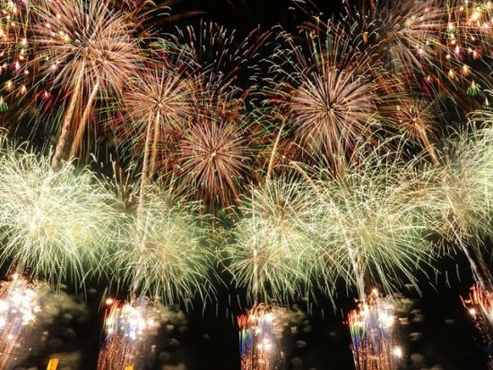 新宿駅発着！「第98回大曲全国花火競技大会」日帰りバスツアー 日本最高峰の花火を桟敷席で観覧 選べるイス席またはレジャーシート席＜8月29日＞