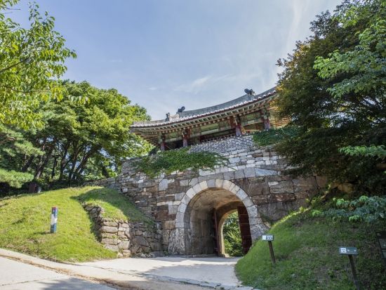 【ソウル郊外観光ツアー】世界遺産南漢山城（ナムハンサンソン）　韓国版「万里の長城」　季節を感じるハイキング付＜午前／日本語ガイド＞