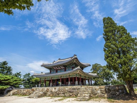 【ソウル郊外観光ツアー】世界遺産南漢山城（ナムハンサンソン）　韓国版「万里の長城」　季節を感じるハイキング付＜午前／日本語ガイド＞