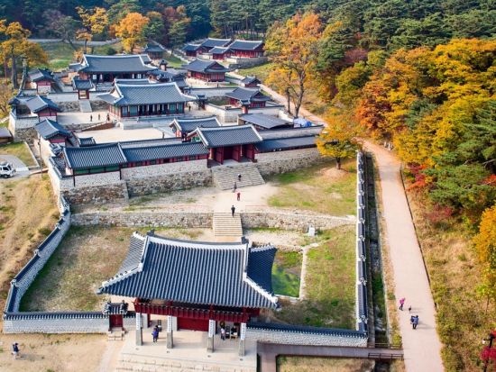 【ソウル郊外観光ツアー】世界遺産南漢山城（ナムハンサンソン）　韓国版「万里の長城」　季節を感じるハイキング付＜午前／日本語ガイド＞