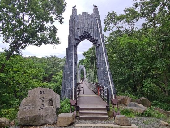 抱川(ポチョン)1日観光　ドラマロケ地巡り　抱川アートバレー＆「愛の不時着」「キム秘書がいったいなぜ」抱川漢灘江空の橋＆鳩嚢の滝 ＜午前発／昼食付き＞