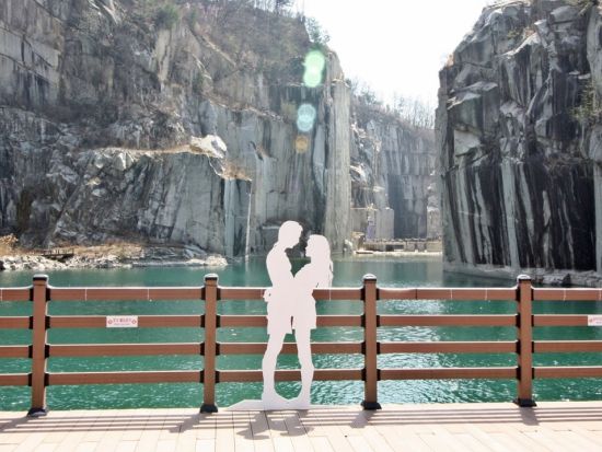 抱川(ポチョン)1日観光　ドラマロケ地巡り　抱川アートバレー＆「愛の不時着」「キム秘書がいったいなぜ」抱川漢灘江空の橋＆鳩嚢の滝 ＜午前発／昼食付き＞