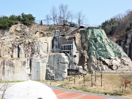 抱川(ポチョン)1日観光　ドラマロケ地巡り　抱川アートバレー＆「愛の不時着」「キム秘書がいったいなぜ」抱川漢灘江空の橋＆鳩嚢の滝 ＜午前発／昼食付き＞