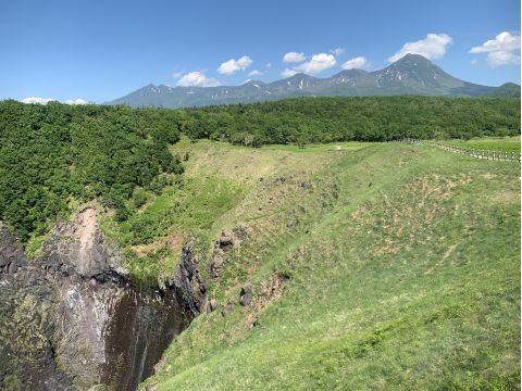 フレペの滝ガイドウォーク　海、山、滝、野生動物たち！知床半島の魅力がぎゅっと詰まった場所、フレペの滝へ！＜4～11月／ウトロ地区送迎可／斜里町＞byシンラ