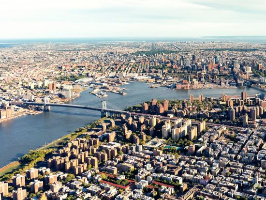 レストラン「ピーター・ルーガー・ステーキハウス（Peter Luger Steak House）」ランチ　ウィリアムズバーグ観光付き ＜日本語ガイド＞